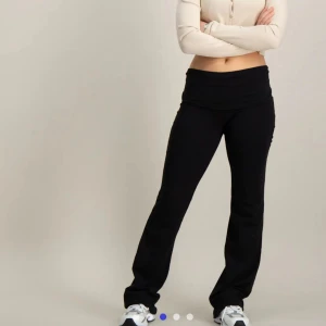 Yoga pants  - Jätte fina svarta yoga pants från Gina young. Men nu är de tyvärr för korta inga defekter och det är väl omhändertagna.