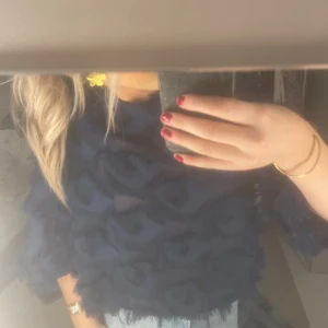 Marinblå blus  - En jättefin blus med fjädrar på. Använd men inga som helst defekter💓💓