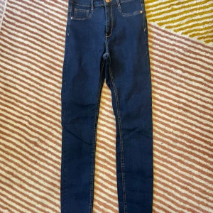 Molly jeans från GinaTricot - High waist skinny jeans från GinaTricot i mörkblå. Strl S