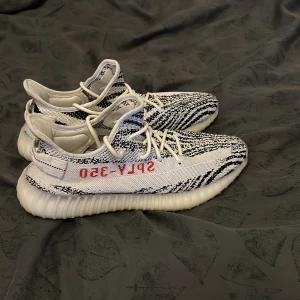 Yeezy 350 Zebras - Jag säljer nu mina Yeezy 350 Zebras. Skick 9.5/10. Väldigt sparsamt använda, endast haft på några fåtal gånger. Har bytt stil därav det billiga priset. Köpta i New York. Ny pris: 4099kr