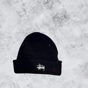 Stussy mössa - Säljer min nya stussy mössa nästan aldrig använd!