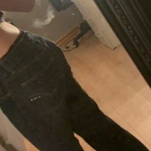 Bootcut lowwaist Jeans - Lowwaist jeans ifrån eve denim. Lite större i storleken och sitter ganska löst på mig som bär S. Snygga stenar på fickorna och nyskick