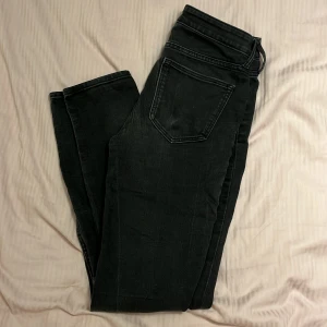 Jeans - Svarta urtvättade jeans men hål