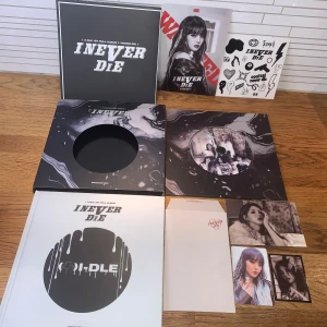 Gidle (G)I-DLE I Never Die album nytt - Bara öppnat men annars som nytt! Photocard och allt ingår! Gidle I Never Die Spolied ver 