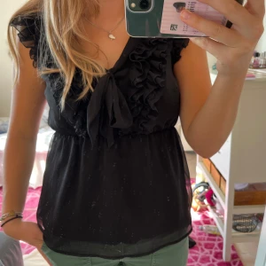 Topp - Så fin men får ingen användning av den🥹 köpt secondhand, storleken motsvarar medium. 