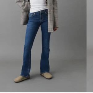 Lågmidjade jeans - Supersnygga lågmidjade jeans från Gina Tricot. Köpte här på plick men säljer då de är lite för stora. Har en liten defekt längst ner på benet men de Susan knappt💓