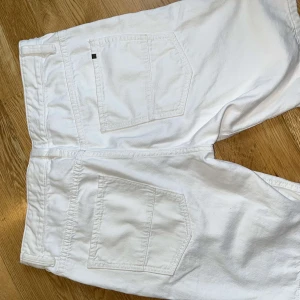 Shorts - Marco polo shorts i strl 30 loose fit. Vit Manchester liknande tyg i bomull. Inga defekter. Nyskick. Nypris: 2000.