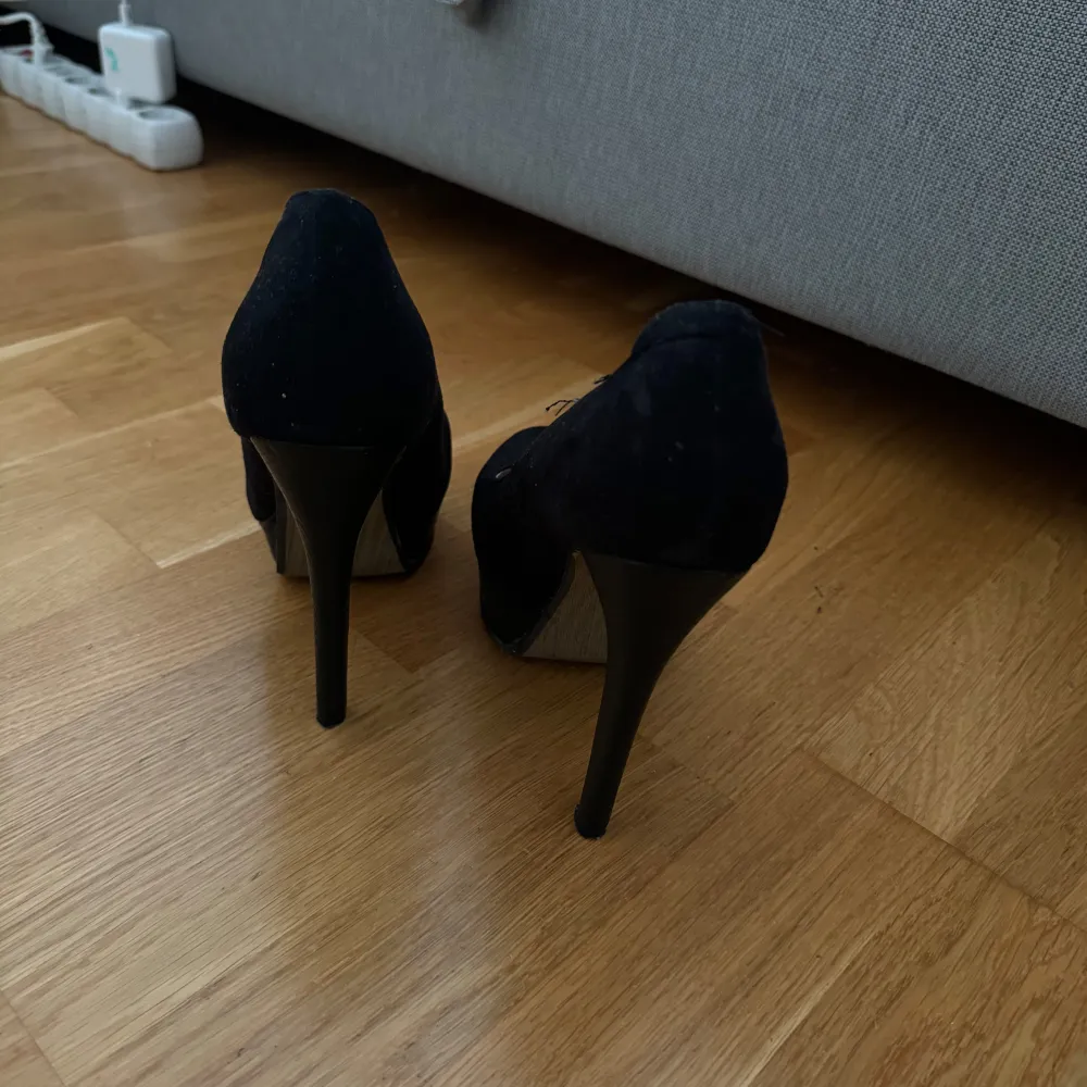 Pumps/klackar från Odgi trends i storlek 37 mycket sköna klackar i skinn  Jätte fina utanpå men lite lite slitna inne därav priset på 150kr. Skor.