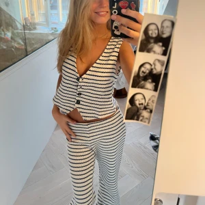 Så snyggt set❤️‍🔥 - Säljer detta setet nu, så så snyggt men kommer tyvärr inte till användning… storlek xs och passar mig som är 160💕 stretchigt material😚