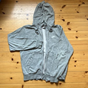 Nike zip up hoodie - Tja! Säljer nu denna Nike zip up hoodie🩶 Den är väldigt skön och i bra skick😮‍💨 Den är i storlek S👁️ Kolla in min sida för matchande byxor💶 Hör av dig vid frågor🙏