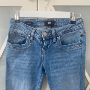 Ltb jeans i modellen valerie  - Säljer då de ej passar 🫶 Midjemåttet rakt över - 35cm Innerbensmått- 78 cm Pris kan diskuteras vid snabb affär 💕
