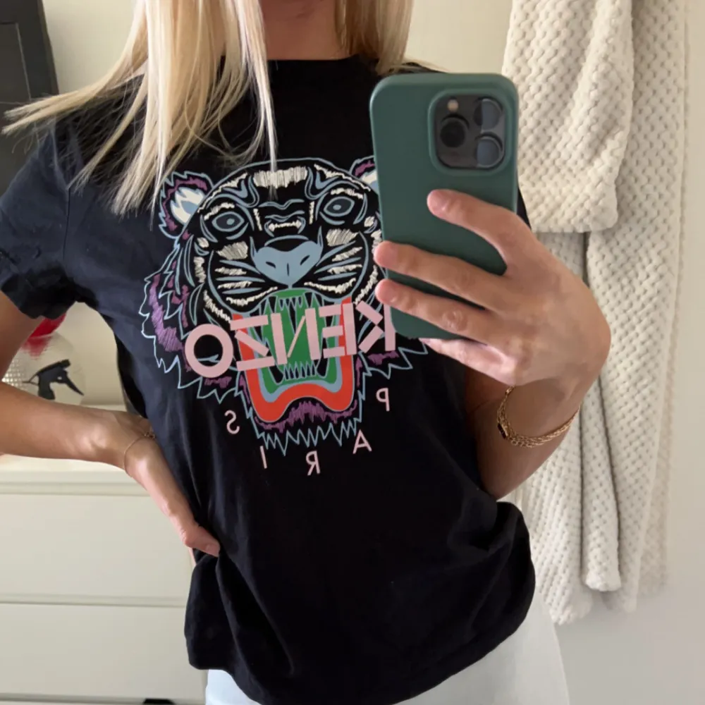 Kenzo T-shirt oanvänd i storlek xs. Nypris 1000 kr . T-shirts.