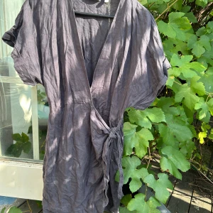 Marinblå omlottklänning & Other Stories - Marinblå omlottklänning i linne från & Other Stories. Bra skicka och något urtvättad.