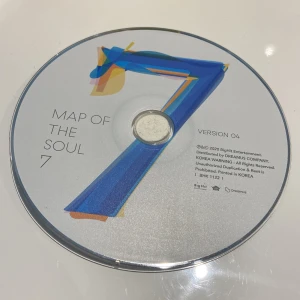 CD,KLISTERMÄRKEN OCH PHOTOCARDS - Cd för 85kr, Båda photocards blir 50kr tillsammans! Och båda klistermärken blir 30kr tillsammans :))