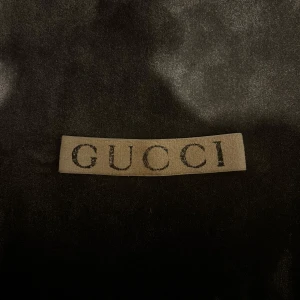 Gucci headband - Köpt i 2019  Bra skick knappt använd Kvitto och låda medföljer  Pris kan diskuteras! Seriösa köpare🙏🏽