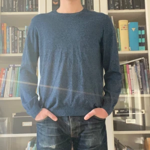 TRÖJA OSCAR JACOBSSON - Bomulls tröja från  Oscar Jacobsson | Storlek: L men kan passa M- Skicket är bra - Mitt pris: 399- Nypris: Ca 1600 - Modellen är 182 och väger 75 kg.  Hör gärna av dig om du har några frågor. //AU_Archive