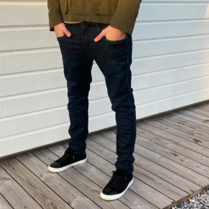 Replay Jeans - Snygga mörkblå Replays med en slim passform. De har en klassisk design med fem fickor och knappgylf. Perfekta för en stilren look.