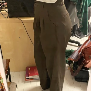 Bruna vidbenta kostymbyxor  - Sköna luftiga bruna kostymbyxor med vida ben perfekta för höst, vår och sommar eller på vintern med underställ❄️🍁 Jag är 175 och de passar mig perfekt i längden.   Använda men fortfarande i super bra skick!   Jag har plick köp avstängt då jag postar annonser på Vinted också, men skriv om du vill köpa så slår jag på! 