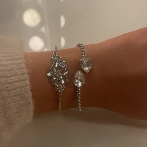 LA FLEUR MULTI CUFF ARMBAND - Armband från Ioaku (x Izabella - limited edition). Smyckeslåda medföljer, armbandet är knappt använt, nypris 599kr☺️