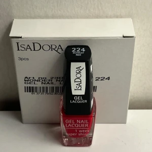 Nagellack från IsaDora - Olika nagellack från IsaDora , finns ett gäng, bifogar bild på vad som finns . 30 kr st !  Perfekt för att ge dina naglar en färgstark och glansig look.