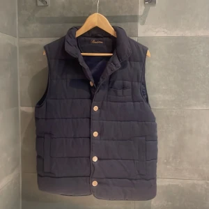 Mörkblå quiltad väst från Stenströms - 👋🏼Hola• säljer denna Snygg mörkblå quiltad väst från Stenströms med knappar framtill•Skick 9/10• Storlek S/M• Pris 1999kr• skriv pm för fler bilder eller frågor• Caio👋🏼