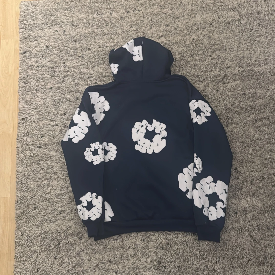 Mörkblå hoodie med blommönster från Denim Tears - 92