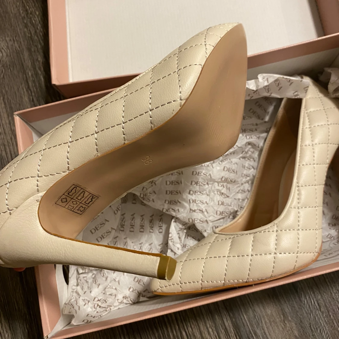 Beige quiltade pumps från Desa - 92