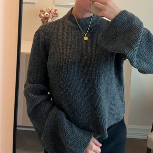 Grå stickad tröja med vida ärmar - Säljer en mysig grå stickad tröja med vida ärmar. Använd 1 gång