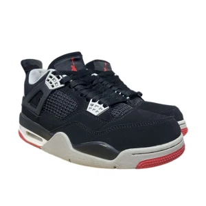 Nike Air Jordans - Snygga Nike Air Jordans i svart, med röda och vita detaljer. Perfekta för både stil och funktion.