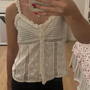 Vit spetslinne - Vitt linne med spetsdetaljer från zara. Använd en gång.