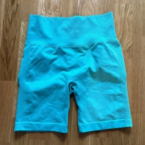 Turkosa shorts med hög midja - Snygga turkosa shorts med hög midja och ribbade detaljer. Perfekta för träning! Rumpan har scrunch :) För några frågor skriv privat 🤍
