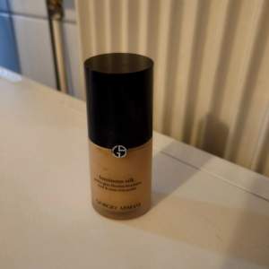 Säljer en flaska Luminous Silk Foundation från Giorgio Armani. Denna foundation har en lätt och silkeslen formula som ger en naturlig finish. Nyans 3. Testad men jag använder aldrig foundation så den har nästan bara legat i sminkväskan och det känns tråkigt för det är en väldigt bra foundation! 😊 Nypris ca 660 kr.