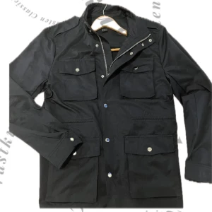 Field Jacket - Tjena! Säljer nu denna sjukt feta field jackan i den eftertraktade färgen marinblå, Skick 10/10 🔴ALDRIG ANVÄND🔴, Perfekt nu när våren runt hörnet! Vi kan tänka oss att gå ner i pris vid snabb affär! Hör av dig vid minsta lilla fråga eller fundering🏎️💨