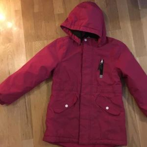 Rosa barn jacka från Playtech - Säljer en rosa barn jacka från Playtech i storlek 134. mycket fint skick! 