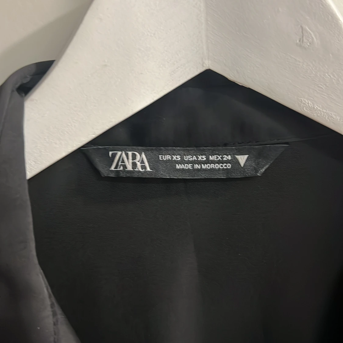 Svart satin klänning - 92