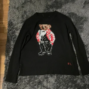 POLO Bear tröja från Ralph Lauren - NYÅRS ERBJUDANDE! Säljer denna tvärfeta och stilrena sweatern från POLO Ralph lauren med ett unikt nalle motiv. Säljer då den inte passar mig. Självklart äkta! Tveka inte att höra av er!