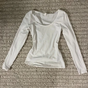 Vit långärmad topp - Säljer denna vita topp från h&m, ganska använd men den har inga tecken på användning! Storlek XS men passar även mig med S!❤️