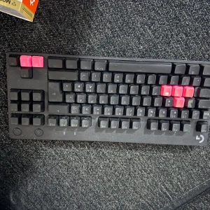 Logitech gpro tangentbord  - Logitech G Pro tangentbord i mycket bra skick. Använt sparsamt och fungerar perfekt. Säljer det eftersom jag har uppgraderat min utrustning. Perfekt för spelare som vill ha ett pålitligt och responsivt tangentbord.  Kabel bör förnyas strax, det är en samsung plug in kabel Kontakta mig för mer information