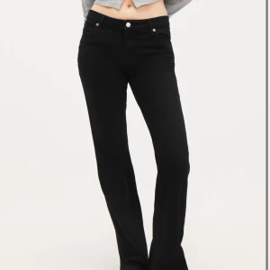 Svarta Lågmidjade Jeans  - Svarta lowwaist bootcut jeans från Monki, använda ett par gånger men ändå bra skick! Strlk 27, 82 cm innebenslängd och 39 cm tvärs över midjan!💓