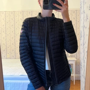 Svart quiltad jacka från Colmar - Snygg svart quiltad jacka från Colmar med dragkedja framtill och långa ärmar. Jackan har en diskret logga på ärmen. Passar en S/M❣️ Nypris 3699kr ❣️