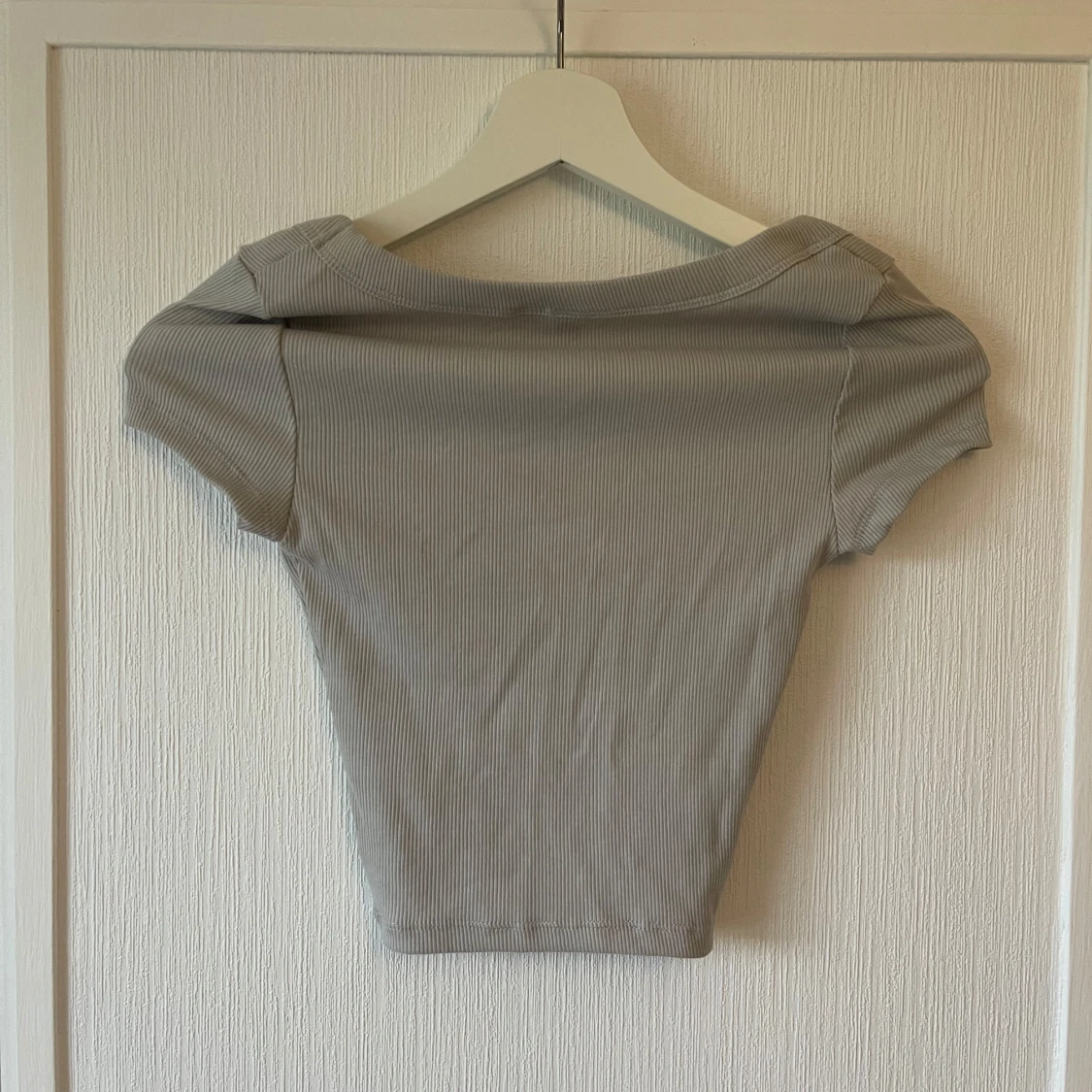 Ljusgrå ribbad topp - 90