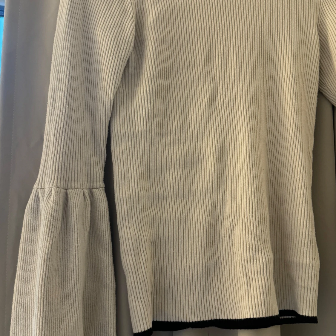 Vit ribbad tröja från Gina Tricot - 90