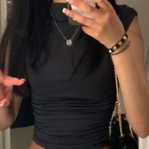 Mörkgrå topp - Såå snygg topp från gina 💕 färgen är mörkgrå, men la till bild från hemsidan för att visa tydligare. Är i jättebra skick och såå skönt material. 