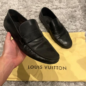Svarta loafers från Louis Vuitton - Svarta LV loafers i skinn - Skick 8/10 - Storlek 8 (42-43) - Dustbag medföljer