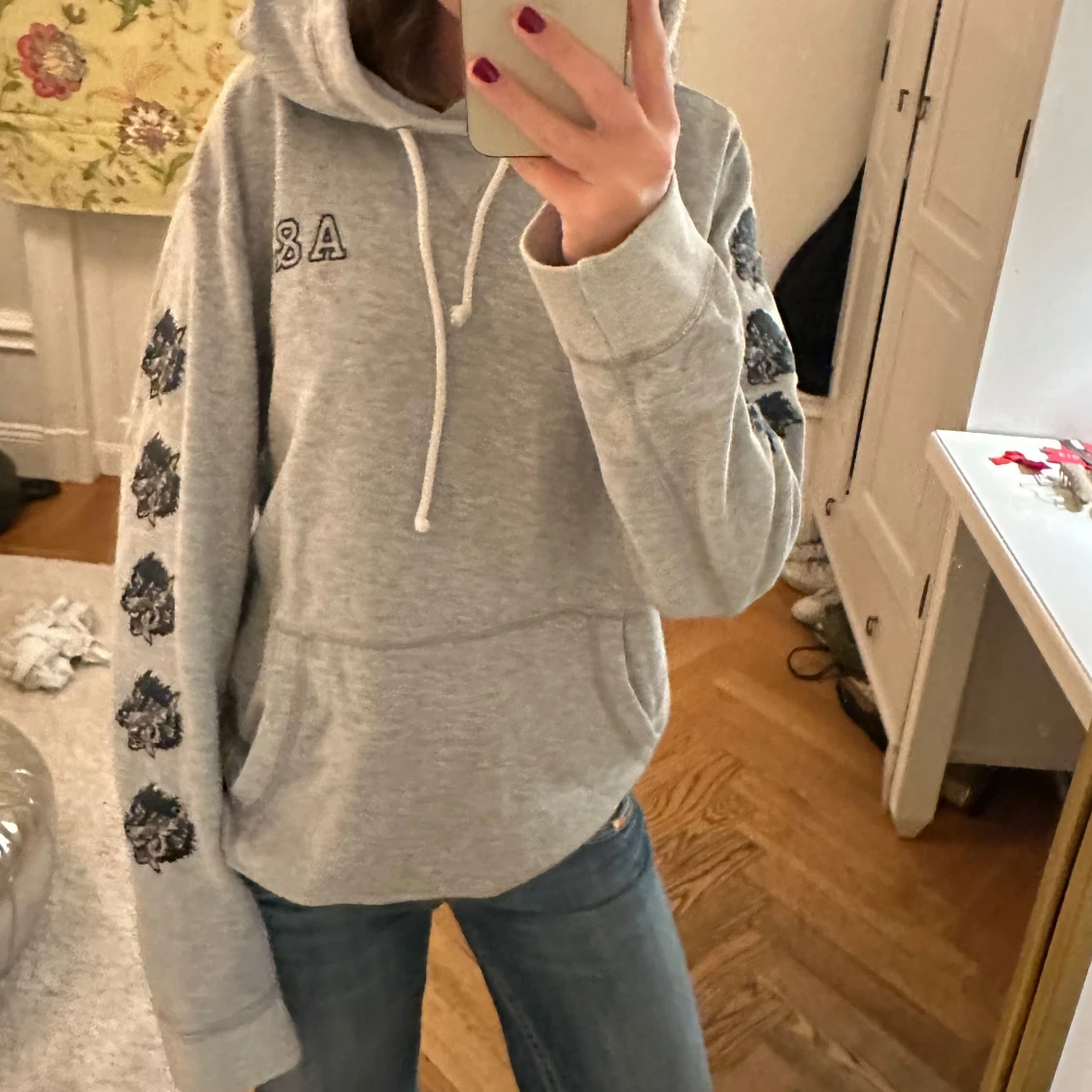 Grå hoodie med tryck