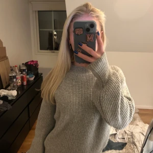 Grå stickad tröja från H&M - Grå mysig stickad tröja från h&m. Använd fåtal gånger. Storlek Xs, sitter såhär på mig som vanligtvis har S i kläder. Ganska stretchigt material.  Måste rensa kläder därav säljer jag.