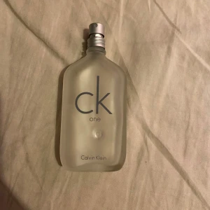 CK One Eau de Toilette från Calvin Klein 50ml - Säljer en flaska CK One Eau de Toilette från Calvin Klein. Den funkar för tjejer och killar, har ej kvar förpackning, ungefär 30ml kvar (priset är diskuterbart)