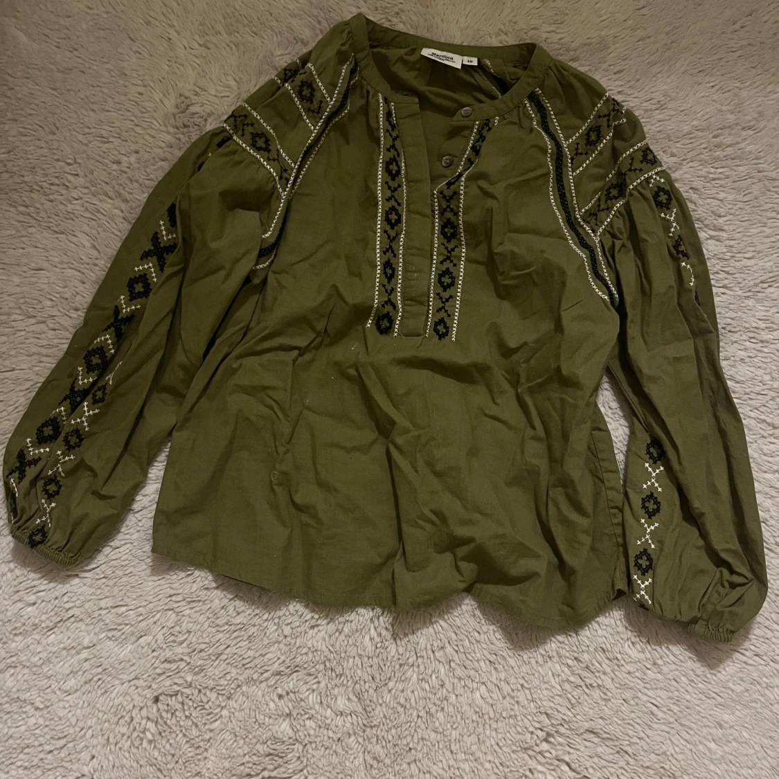 En grön blus som är i bra skick