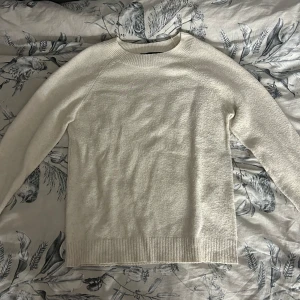 Vero Moda tröja - Säljer den här populära vero Moda tröjan pågrund av att den inte är min stil. Den är lite nopprig❤️