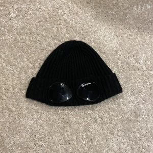Cp company mössa  - Tja säljer nu min as feta cp company mössa, säljs otroligt billigt ( riktigt kap) den är självklart äkta och finns Scan och kod osv. MVH store 101 
